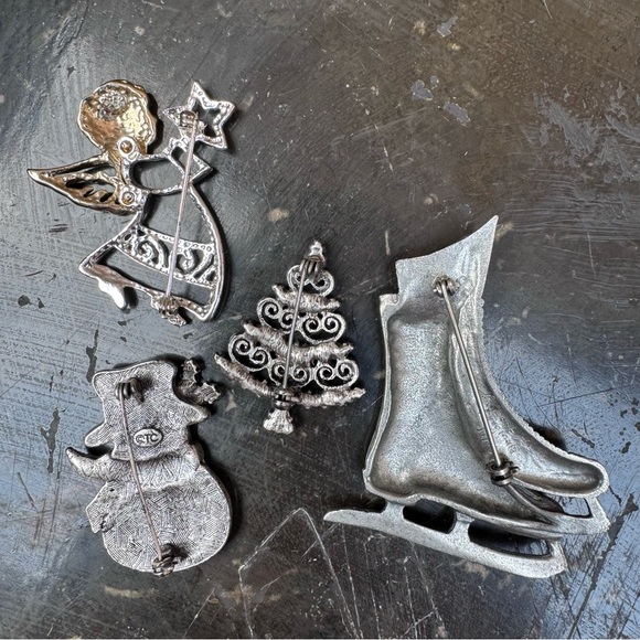 4 Christmas pins - Angel,Snowman,Christmas Tree and a pair of Skates - Picture 9 of 9